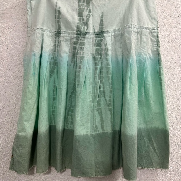 Women’s raindrops pleated the dye skirt with sequin and bead accents - Picture 4 of 5